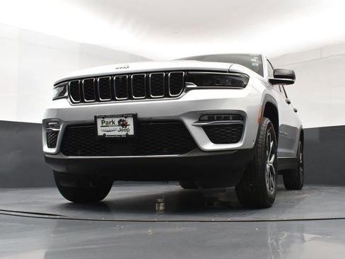 Used 2024 Jeep Grand Cherokee Limited w/ Luxury Tech Group II image 20