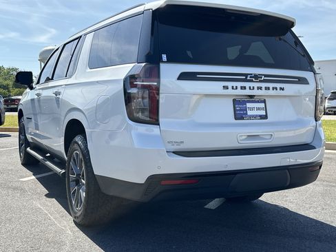 Certified 2023 Chevrolet Suburban Z71 w/ Luxury Package AWD/4WD image 8