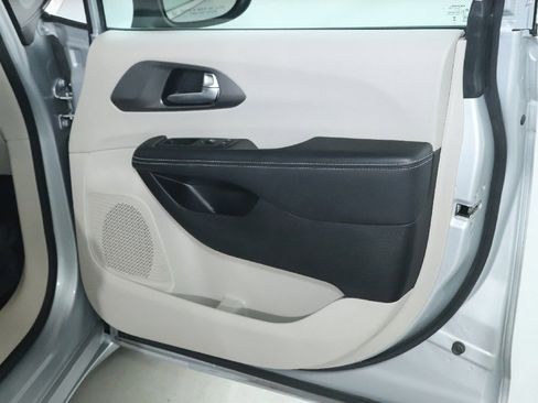 Used 2023 Chrysler Pacifica Touring-L FWD image 30