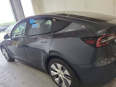 Used 2023 Tesla Model Y AWD image 4