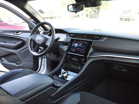 Used 2024 Jeep Grand Cherokee Altitude image 28