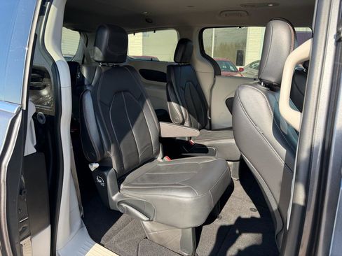Used 2018 Chrysler Pacifica Touring-L w/ Tire & Wheel Group image 17