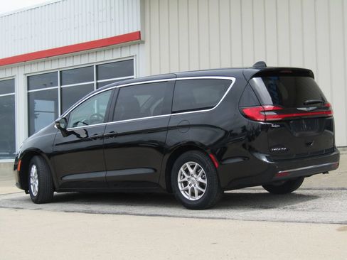 Used 2024 Chrysler Pacifica Touring-L FWD image 10