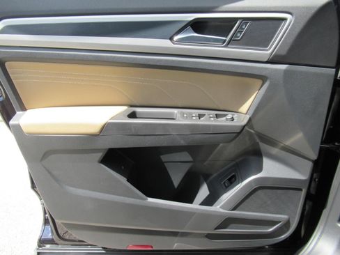 Used 2022 Volkswagen Atlas Cross Sport SE FWD image 19