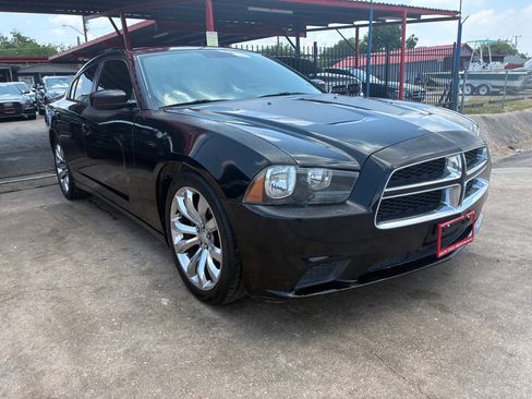 Used 2012 Dodge Charger SE RWD image 4