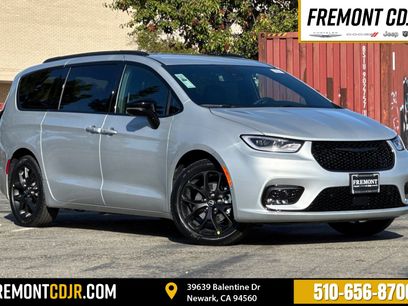 New 2026 Chrysler Pacifica Select w/ S Appearance Package