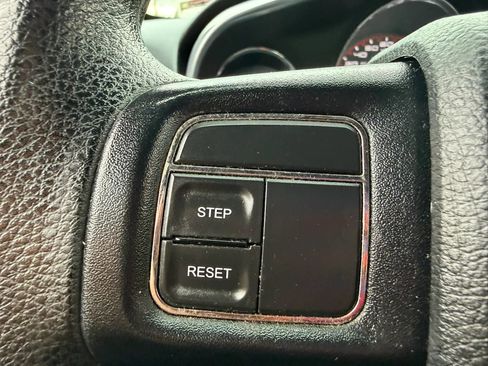 Used 2014 Dodge Avenger SE image 29