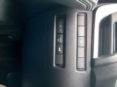 Used 2025 Nissan Rogue SV image 33