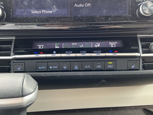 Used 2023 Toyota Sienna XLE image 30