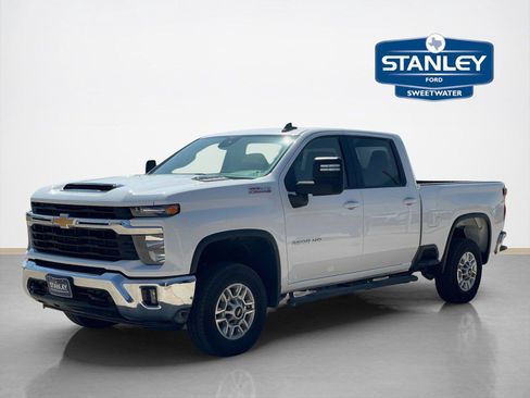 Used 2025 Chevrolet Silverado 2500 LT w/ Convenience Package AWD/4WD image 4