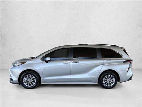 Used 2024 Toyota Sienna LE AWD/4WD image 2