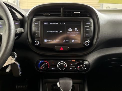 Used 2023 Kia Soul LX w/ LX Technology Package FWD image 17