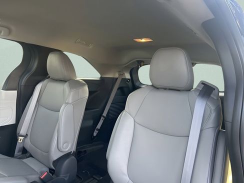 Used 2025 Toyota Sienna XLE image 18