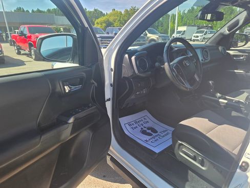 Used 2022 Toyota Tacoma TRD Off-Road AWD/4WD image 6