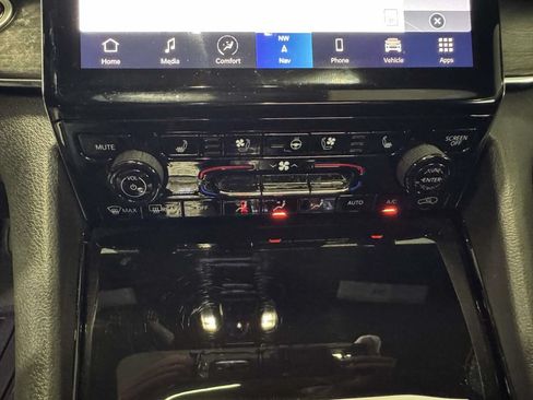 Used 2023 Jeep Grand Cherokee Overland w/ Luxury Tech Group IV AWD/4WD image 28