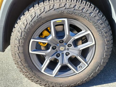 Used 2022 Rivian R1T Adventure image 22