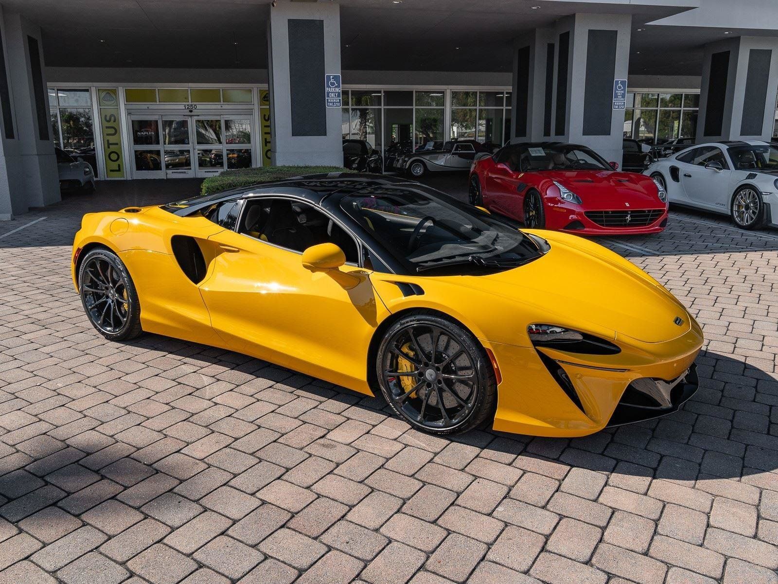 Used 2025 McLaren Artura Spider RWD image 27