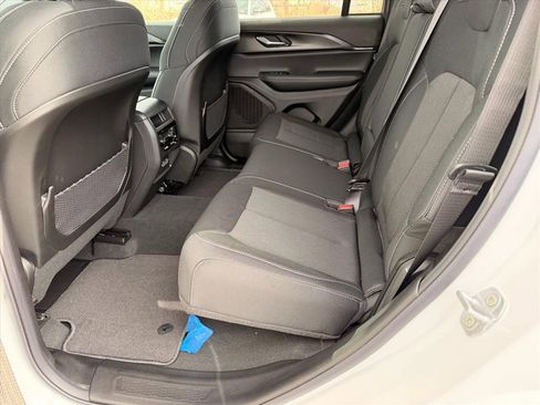 New 2025 Jeep Grand Cherokee Laredo image 8