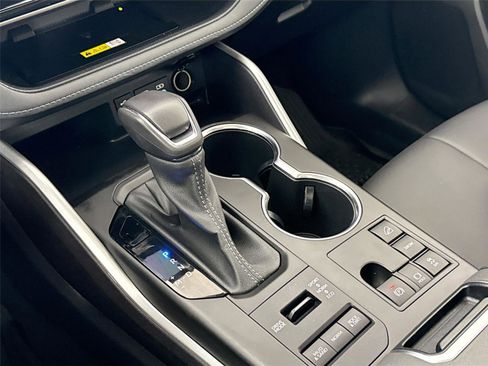 Certified 2023 Toyota Highlander XLE image 28