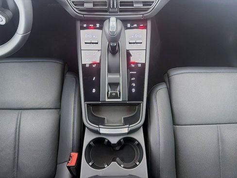 Certified 2026 Porsche Macan Turbo AWD/4WD image 20