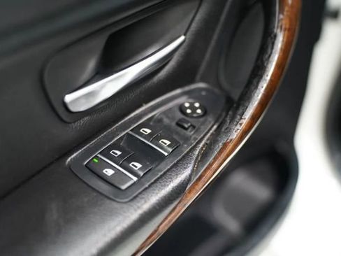 Used 2016 BMW 320i Sedan RWD image 9