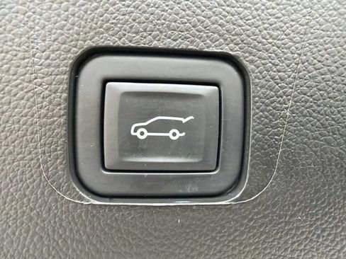 Used 2023 Chevrolet Traverse LT FWD image 25