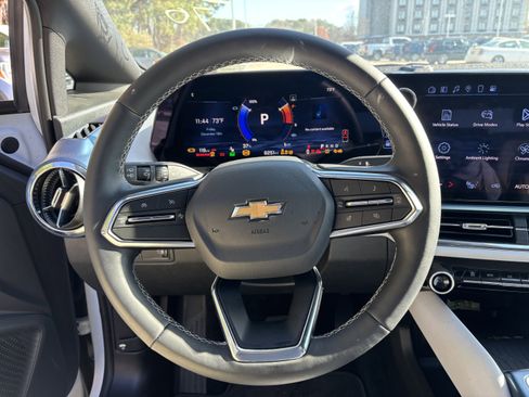 Used 2025 Chevrolet Equinox EV LT image 10