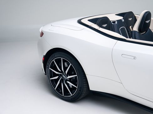 Used 2020 Aston Martin DB11 Volante image 23