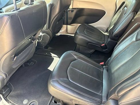 Used 2022 Chrysler Pacifica Touring-L FWD image 17