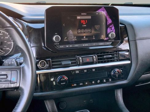 Used 2024 Nissan Pathfinder SV image 9