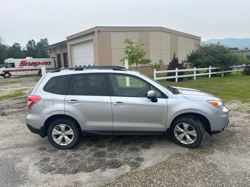 Used 2016 Subaru Forester 2.5i Premium w/ All-Weather Package AWD/4WD image 4
