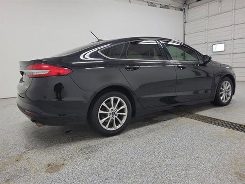 Used 2017 Ford Fusion SE w/ Fusion SE Technology Package image 3