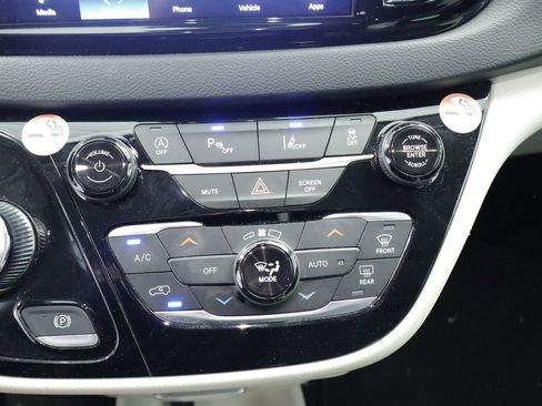 Certified 2023 Chrysler Pacifica Touring-L FWD image 37