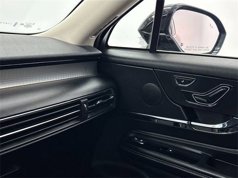 Used 2023 Lincoln Corsair FWD w/ Rear Removable Package Tray image 31