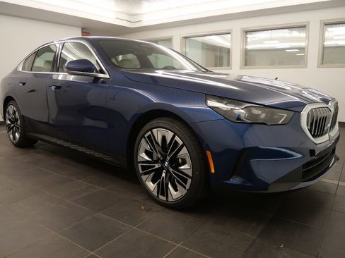 Used 2025 BMW 530i w/ Premium Package image 8