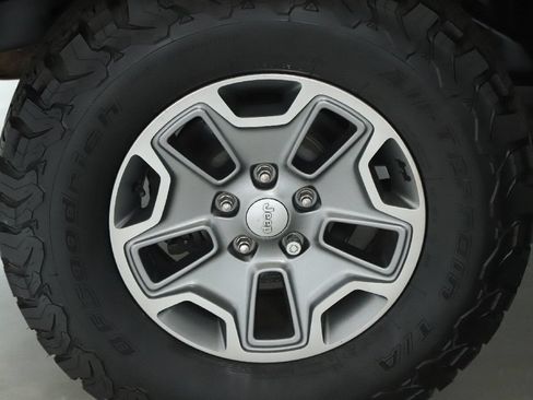 Used 2017 Jeep Wrangler Rubicon w/ Connectivity Group AWD/4WD image 11