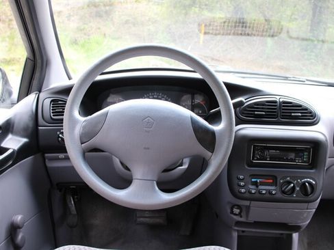 Used 1999 Dodge Caravan image 17