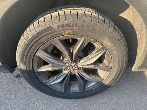 Used 2022 Volkswagen Tiguan SE image 43