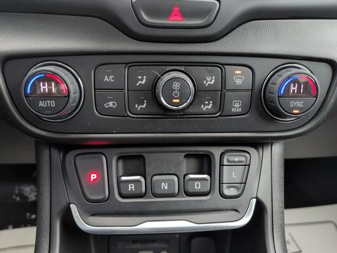 Used 2018 GMC Terrain SLE w/ Driver Convenience Package image 15