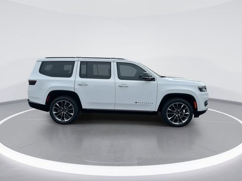 Used 2023 Jeep Wagoneer Series III w/ Premium Group I AWD/4WD image 10