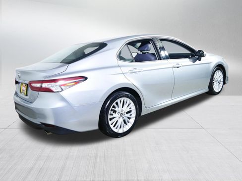 Used 2018 Toyota Camry XLE FWD image 7