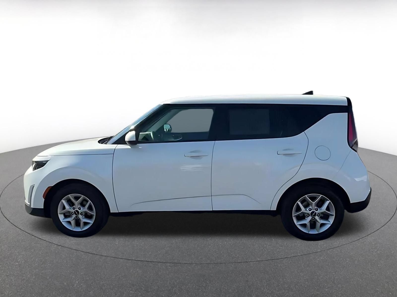 Used 2025 Kia Soul LX w/ LX Technology Package FWD image 8