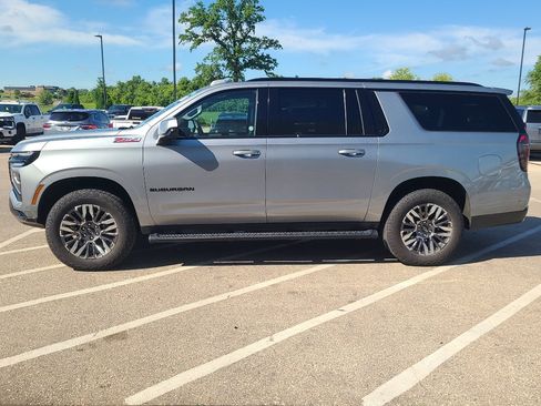Used 2025 Chevrolet Suburban Z71 AWD/4WD image 2