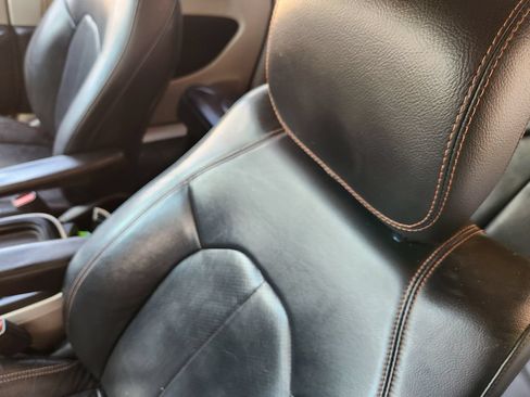 Used 2018 Chrysler Pacifica Touring-L FWD image 26