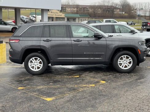 Used 2023 Jeep Grand Cherokee Laredo image 2