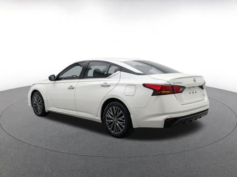 Used 2025 Nissan Altima 2.5 SV FWD image 7