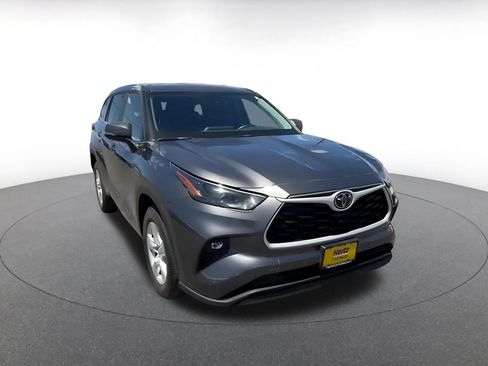 Used 2025 Toyota Highlander LE FWD image 3