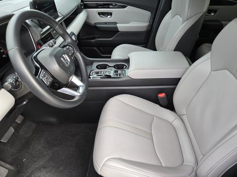 Used 2025 Honda Pilot Touring image 9