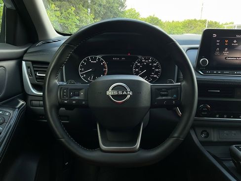 Used 2025 Nissan Rogue SV FWD image 32