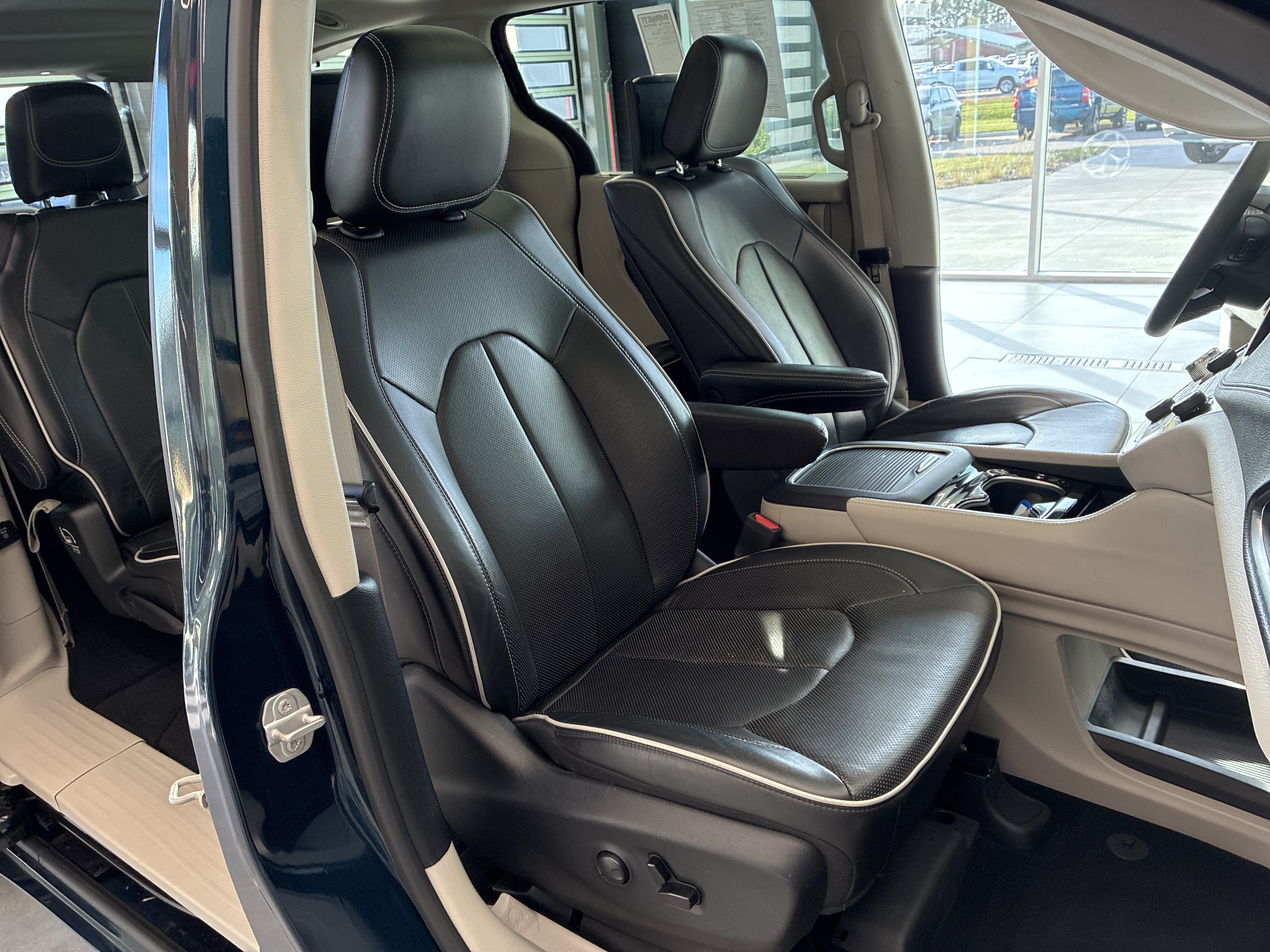 Certified 2023 Chrysler Pacifica Limited w/ Uconnect Theater Family Group AWD/4WD image 20